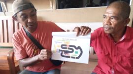 Sekretaris Panitia Ohin Toha (pakai toi) didampingi Ketua Panitia, Amandus Ratason menunjukan layout sirkuit Wairi'i.