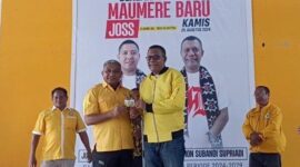 Pengukuhan Simon Subandi sebagai kader Partai Golkar di ekretariat DPD Partai Golkr Sikka beberapa waktu lalu. 