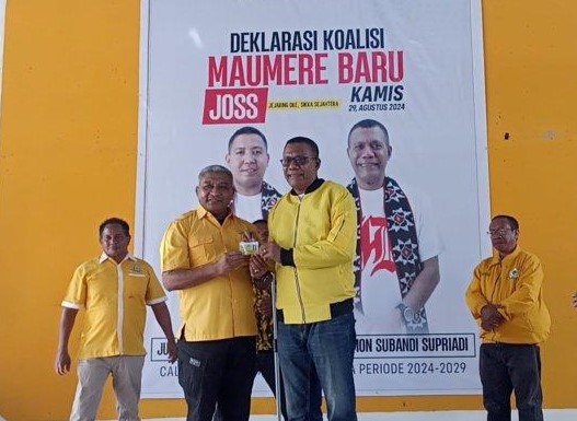 Pengukuhan Simon Subandi sebagai kader Partai Golkar di ekretariat DPD Partai Golkr Sikka beberapa waktu lalu. 