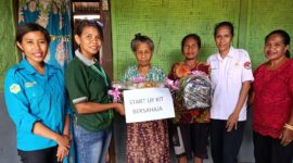 Staf Yayasan PAPHA menyerahkan Start Up Kit kepada Kristina Yance (ketiga dari kanan) didampingi Pj Desa Nelle Wutung, Tenaga kesehatan Puskesmas Nee dan kader keswa ) (Foto : Dokumentasi TajukNTT)