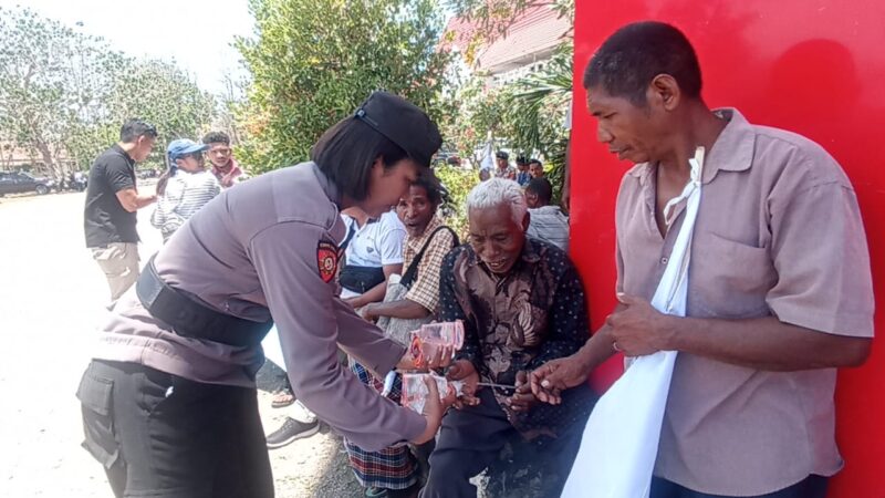 Polisi polres Sikka bagikan air minum kemasan kepada masa aksi hari tani .