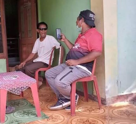  (16 Juni 2023) Inilah foto saat jurnalis Media Indonesia Gabriel Langga pernah melakukan wawancara dengan Petrus Fidelis Cawa di kediamannya di dusun Nio Bo'o desa Reruwairere. (Sumber foto; tajukntt.id)