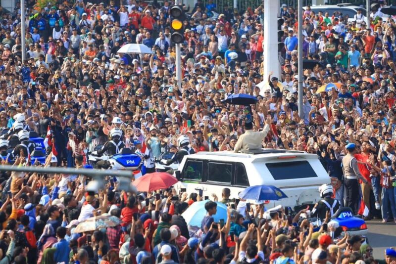 Presiden Republik Indonesia Prabowo Subianto disambut Prajurit TNI.