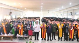 Gubernur NTT Melkiades Laka Lena saat menghadiri Wisuda Ke-26 di Universitas Nusa Nipa 25 Oktober 2025