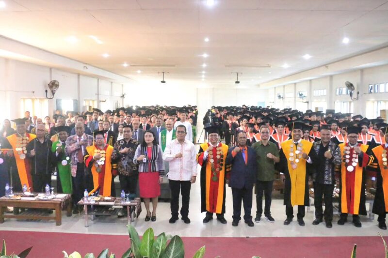 Gubernur NTT Melkiades Laka Lena saat menghadiri Wisuda Ke-26 di Universitas Nusa Nipa 25 Oktober 2025