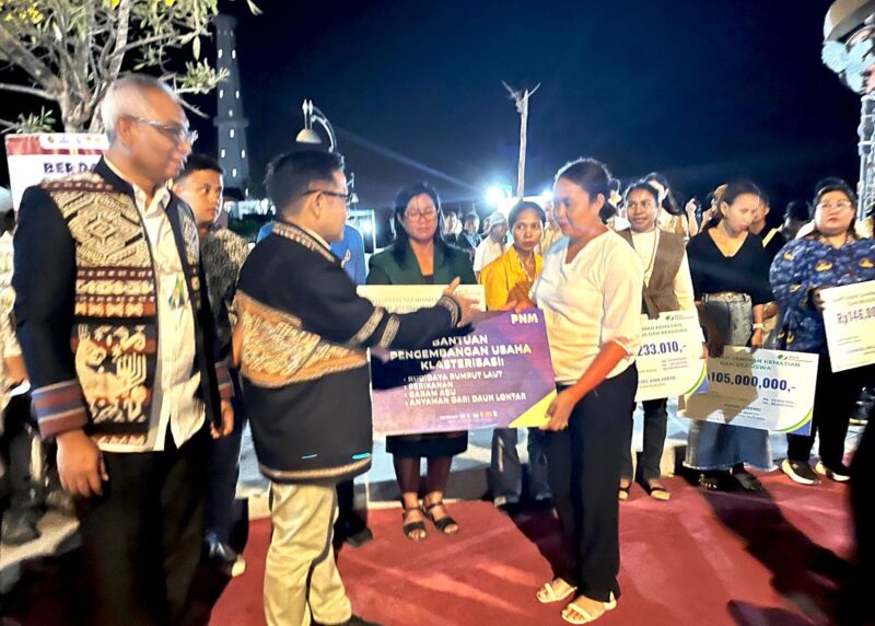 Keterangan foto: Menteri Koordinator Bidang Pembangunan Manusia dan Kebudayaan Republik Indonesia (Menko PMK RI), Muhaimin Iskandar  menyerahkan bantuan kepada pelaku ekonomi kreatif di Kota Kupang. 