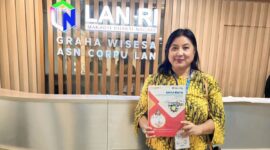 Kepala Bapperida Sikka Margaretha M.D Bapa saat menerima penghargaan dari BRIN .