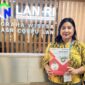 Kepala Bapperida Sikka Margaretha M.D Bapa saat menerima penghargaan dari BRIN .