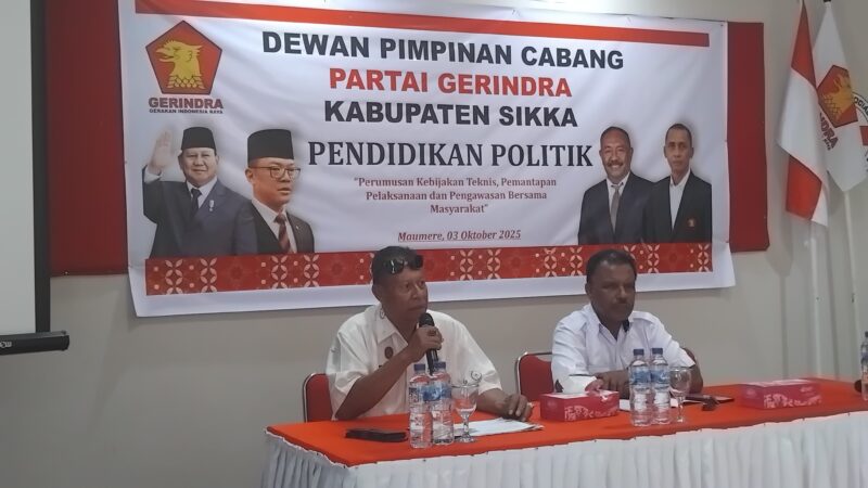 Silvester Saka (Kepala Badan Kesatuan Bangsa Dan Politik Kabupaten Sikka) memberikan wejangan politik kepada kader partai Gerindra .