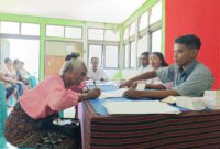 Salah satu warga penerima Bansos PKH dilayani petugas dari BRI, Jumat (25/10/2025). Foto: Mia Margareta Holo. 