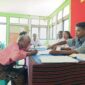 Salah satu warga penerima Bansos PKH dilayani petugas dari BRI, Jumat (25/10/2025). Foto: Mia Margareta Holo. 