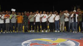 Bupati Sikka pose bersama Forkopimda, DPRD Sikka dan para camat pada pembukaan turnamen bola voli Bupati Sikka Cup I, Jumat (25/10/2025) malam. Foto: Mario WP Sina. 