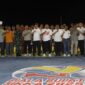 Bupati Sikka pose bersama Forkopimda, DPRD Sikka dan para camat pada pembukaan turnamen bola voli Bupati Sikka Cup I, Jumat (25/10/2025) malam. Foto: Mario WP Sina. 