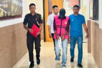 Tersangka SM saat di Kantor Kejaksaan Negeri Sikka, Senin (27/11/2025) pagi. 