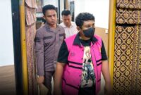 Salah seorang mantri BRI Cabang Maumere yang ditahan Kejaksaan Negeri Sikka dalam kasus kredit fiktif BRI. 