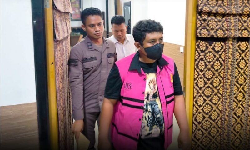 Salah seorang mantri BRI Cabang Maumere yang ditahan Kejaksaan Negeri Sikka dalam kasus kredit fiktif BRI. 