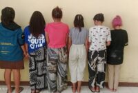 Maumere : Para pelaku pekerja seks komersial saat diamankan Sat Pol PP dan Damkar Sikka, Senin (27/10/2025). Foto: Dok.Istimewa. 
