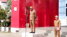Wakil Bupati Sikka Simon Subandi saat memimpin apel hari pahlawan 10 November 2025 di halaman kantor bupati Sikka.