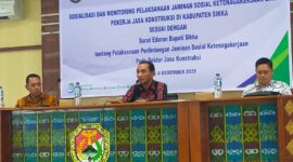 Sekretaris Daerah Kabupaten Sikka, Adrianus Firminus Parera, SE., M.Si — atau yang akrab disapa Alfin Parera — secara resmi membuka kegiatan Sosialisasi dan Monitoring Pelaksanaan Jaminan Sosial Ketenagakerjaan bagi Pekerja Jasa Konstruksi pada Kamis, 5 Desember 2025.