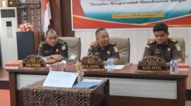 Konferensi pers digelar di kantor kejaksaan negeri Sikka (9/12/25)