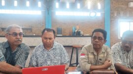 Direktur PT. Krisrama (kedua dari kiri). RD. Ephivanus Nale Rimo, SH., MH. , didampingi Tim Kuasa Hukum PT. Krisrama; Marianus Reynaldy Laka, SH., MH., Vitalis Badar, SH dan Dominikus Tukan, SH.