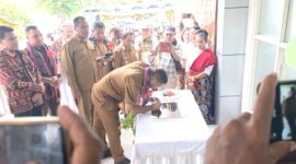 Penandatanganan prasasti peresmian Puskesmas Nanga oleh Bupati Sikka.
