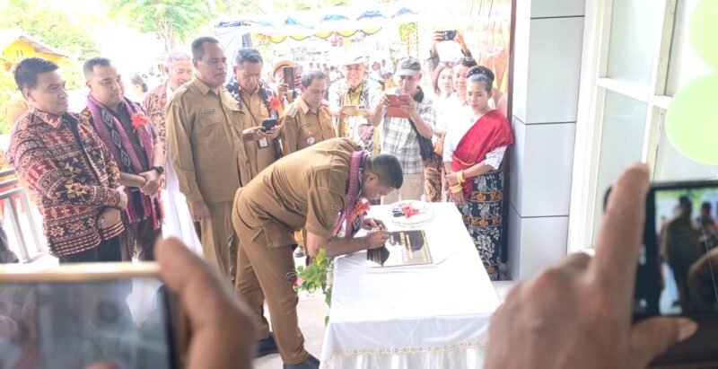 Penandatanganan prasasti peresmian Puskesmas Nanga oleh Bupati Sikka.