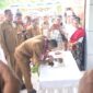 Penandatanganan prasasti peresmian Puskesmas Nanga oleh Bupati Sikka.