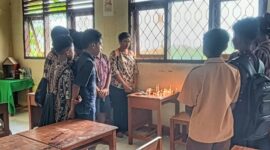 Wali Kelas dan teman-teman almarhum S. T. N (Noni) tengah menyalakan lilin dan berdoa mengenang almarhum Noni. 