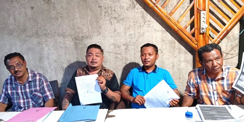 Andi Wonasoba (kaos biru) didampingi Tim Kuasa Hukum; Yohanes Domi Tukan, SH., Rio Lameng, SH., dan Alfons Hilarius Ase, SH., M.Hum.