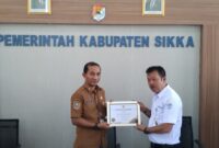 Mangisi Raja Simarmata, Deputi BPJS Kesehatan Wilaya 3 Memberikan Penghargaan UCH Kepala Pemerintah Kabupaten Sikka  yang diterima langsung oleh Sekretaris Daerah Kabupaten Sikka Adrianus Firminus Parera. 