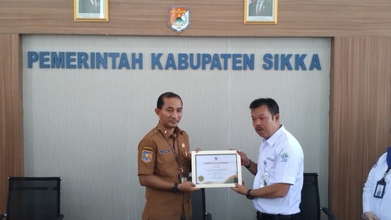Mangisi Raja Simarmata, Deputi BPJS Kesehatan Wilaya 3 Memberikan Penghargaan UCH Kepala Pemerintah Kabupaten Sikka  yang diterima langsung oleh Sekretaris Daerah Kabupaten Sikka Adrianus Firminus Parera. 