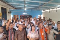 Foto bersama peserta pelatihan desain grafis dan aplikasi perkantoran bersama Anggota DPRD Kabupaten Sikka Fraksi PKB Yoseph Karminto Eri dan Kepala dinas Ketenagakerjaan Kabupaten Sikka Ferdinandus Lepe 