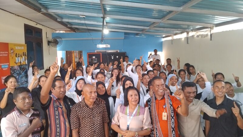 Foto bersama peserta pelatihan desain grafis dan aplikasi perkantoran bersama Anggota DPRD Kabupaten Sikka Fraksi PKB Yoseph Karminto Eri dan Kepala dinas Ketenagakerjaan Kabupaten Sikka Ferdinandus Lepe 