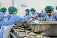 Keterangan foto: Relawan SPPG Kota Uneng 2 tengah menyiapkan menu makan MBG di omprengan beberapa waktu lalu. Foto: istimewa. 