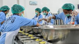 Keterangan foto: Relawan SPPG Kota Uneng 2 tengah menyiapkan menu makan MBG di omprengan beberapa waktu lalu. Foto: istimewa. 