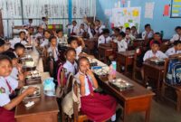 Para siswa di SDK Bhaktiyarsa, Kota Maumere, Kabupaten Sikka tengah menikmati paket makan bergizi beberapa waktu lalu. 