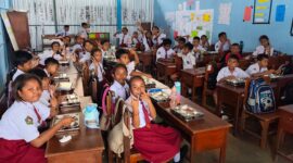 Para siswa di SDK Bhaktiyarsa, Kota Maumere, Kabupaten Sikka tengah menikmati paket makan bergizi beberapa waktu lalu. 