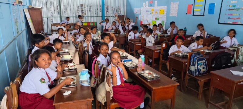 Para siswa di SDK Bhaktiyarsa, Kota Maumere, Kabupaten Sikka tengah menikmati paket makan bergizi beberapa waktu lalu. 