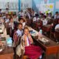 Para siswa di SDK Bhaktiyarsa, Kota Maumere, Kabupaten Sikka tengah menikmati paket makan bergizi beberapa waktu lalu. 