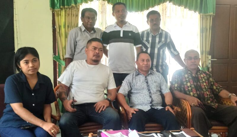 Andi Wonasoba (Tengah belakang) Didampingi Tim Kuasa Hukum; Rio Lameng, SH., Ephivanus Nale Rimo, SH., MH., Vitalis Badar, SH., Domi Tukan, SH., Alfons Hilarius Ase, SH., M.Hum dan Ria Tukan, SH.