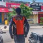 Juru Parkir Dishub Sikka saat mengatur parkir di salah satu jalan di Kota Maumere.