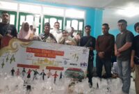 Foto; Penyerahan bantuan dari CV Raja Jaya Motor Maumere bersama camat Alok dan PJ Kepala desa Gunung Sari kepada warga desa gunung sari.