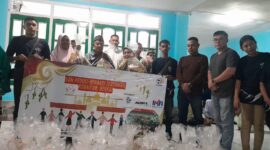 Foto; Penyerahan bantuan dari CV Raja Jaya Motor Maumere bersama camat Alok dan PJ Kepala desa Gunung Sari kepada warga desa gunung sari.