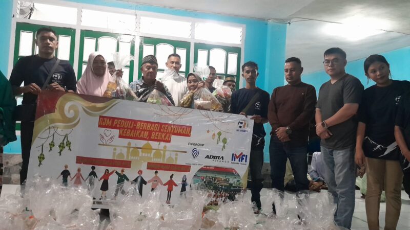 Foto; Penyerahan bantuan dari CV Raja Jaya Motor Maumere bersama camat Alok dan PJ Kepala desa Gunung Sari kepada warga desa gunung sari.