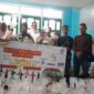 Foto; Penyerahan bantuan dari CV Raja Jaya Motor Maumere bersama camat Alok dan PJ Kepala desa Gunung Sari kepada warga desa gunung sari.