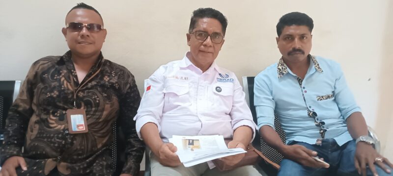 Tiga kuasa hukum pelapor dari Lembaga Bantuan Hukum (LBH) Sinar Keadilan Maumere, Marianus Reinaldis Laka, S.H, Yohanes Yusti Moan Bao, S.H dan  Agustinus Haryanto Jawa .