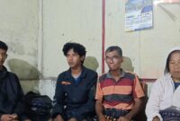 Dari kiri ke kanan: kedua kakak dan orang tua korban pembunuhan, STN. 