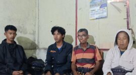 Dari kiri ke kanan: kedua kakak dan orang tua korban pembunuhan, STN. 