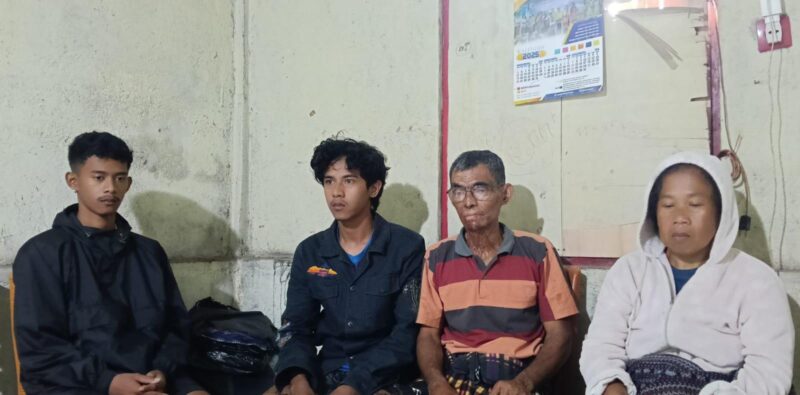 Dari kiri ke kanan: kedua kakak dan orang tua korban pembunuhan, STN. 